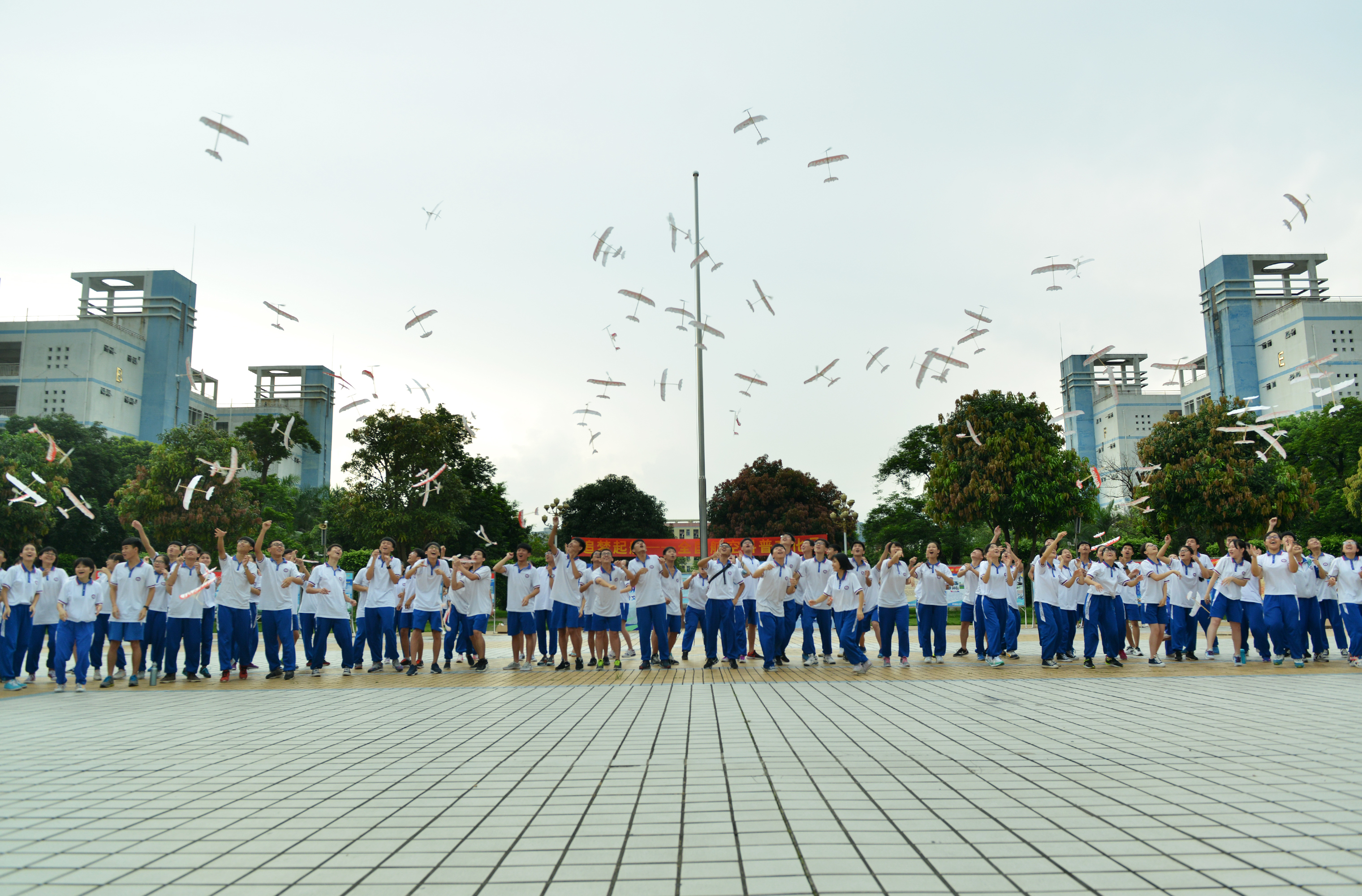 广东:清远市华侨中学迎来空军飞行员