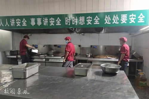 邓州市陶营镇中心校组织全镇校 园 长到龙堰一初中观摩学习食堂食品安全管理