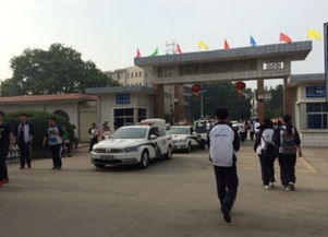 毛坦厂万人送考 近万名考生家长在马路两边夹道欢送