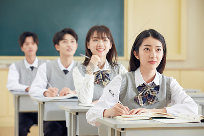 中学生认真听教师授课高清图片下载-正版图片501628226